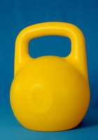 гиря пластиковая с наполнителем titan 6 кг